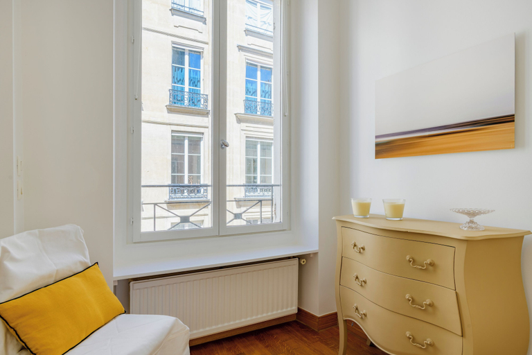 Room 5, Paris St Germain Central residence, Paris