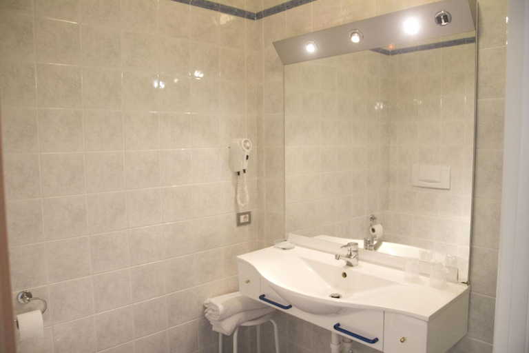 Bathroom 4, hotel CASABLANCA, Verona