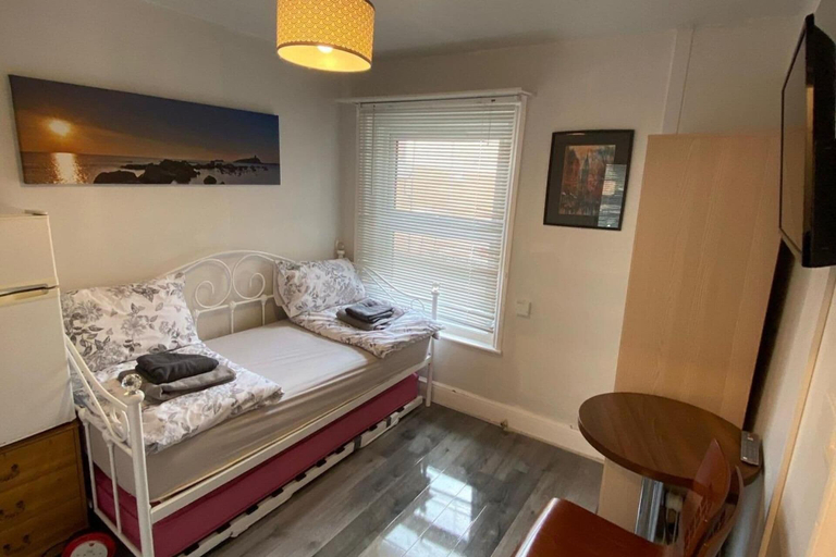 Others 5, Studio Flat Yards From Bournemouth Beach, Poole