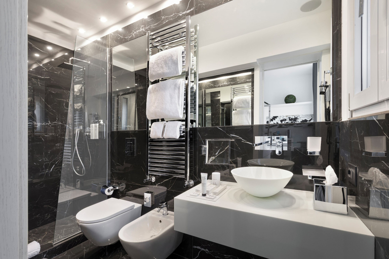 Bathroom 5, LHP River Club, Florence