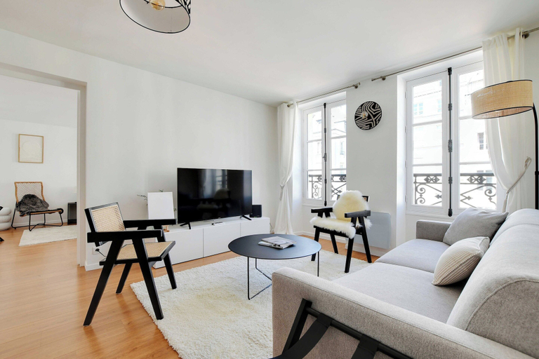 Living area 2, Elegant Apt - 1bdr/4p - Marais / Place des Vosges, Paris