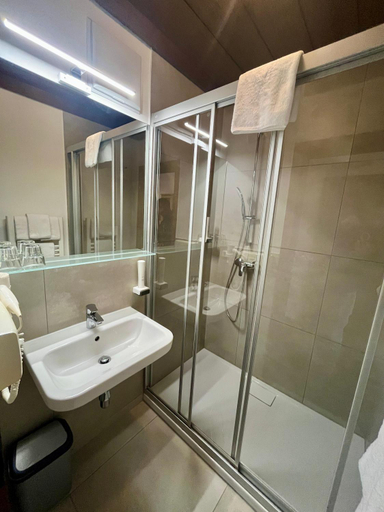 Bathroom 5, Attergauhof, Vöcklabruck