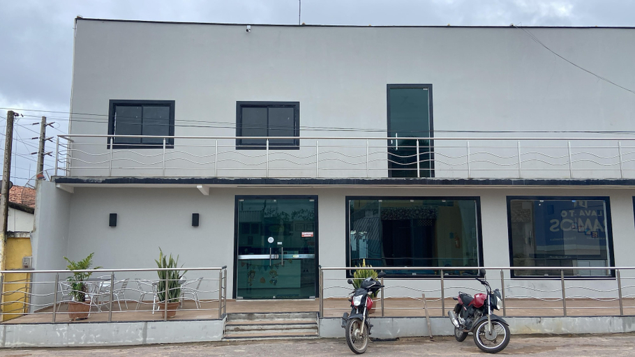 Exterior & Views