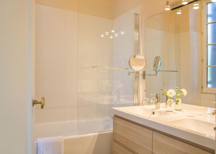 Bathroom 4, Logis Chateau Bellevue, Gers