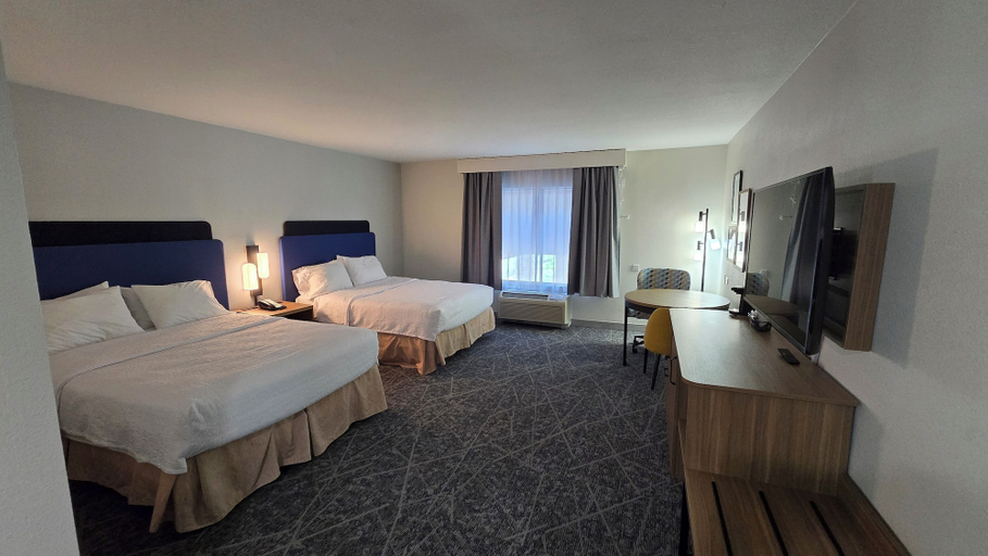 Bedroom 3, Hampton Inn & Suites Chicago Deer Park, Cook