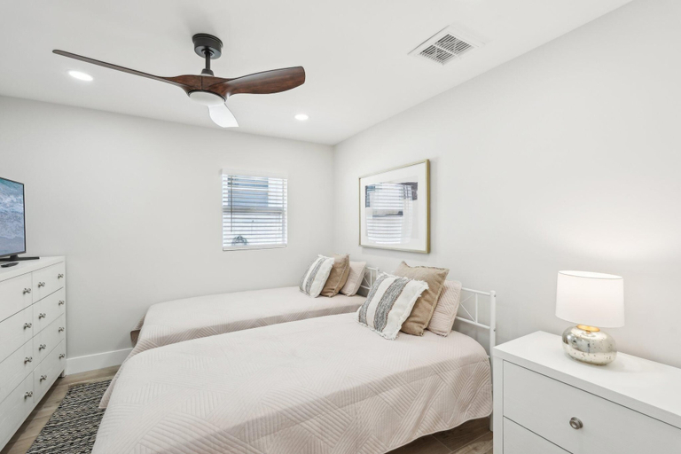 Room 1, Tranquility Waters, Lee