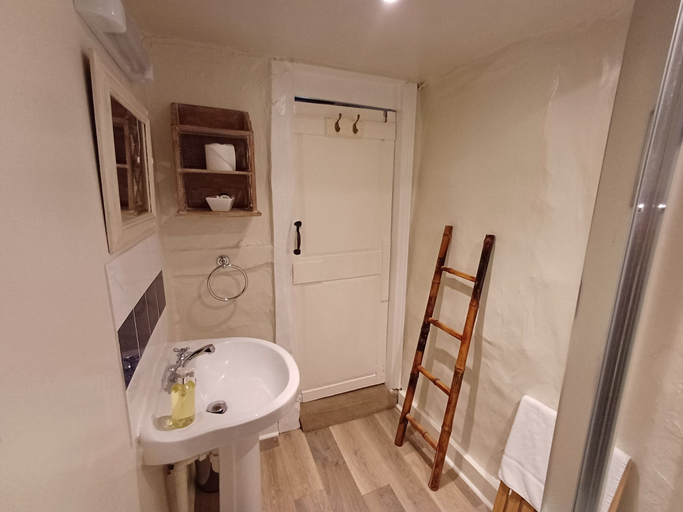 Bathroom 4, THE FOX GOES FREE, West Sussex