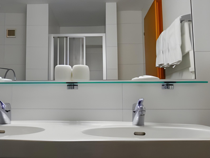 Bathroom 3, Collina Hotel Garni, Landeck