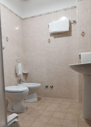 Bathroom 4, Hotel Edelweiss, Cosenza