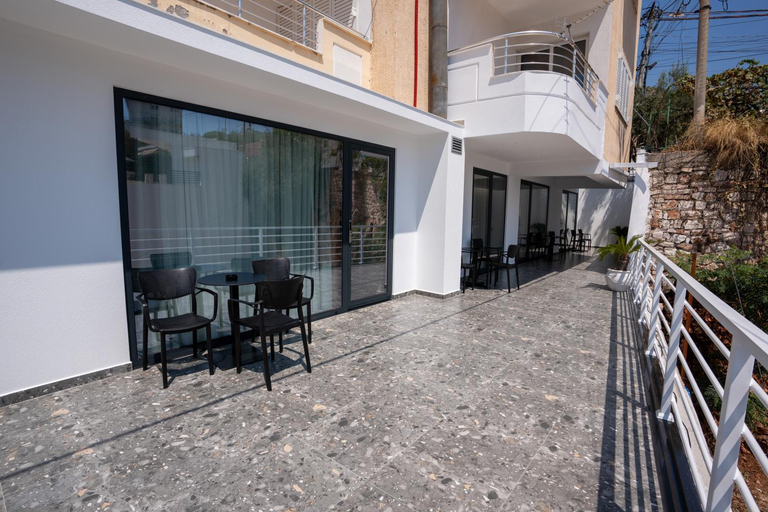 Others 3, Abi's Suites, Sarandës