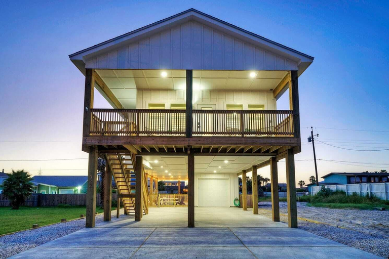 Exterior & Views 2, New Build! Priv Pool, Firepit, Walk to the Beach Alright, Alright by Avantstay, Nueces