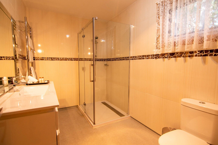 Bathroom 4, Lake St Clair Lodge, Central Highlands