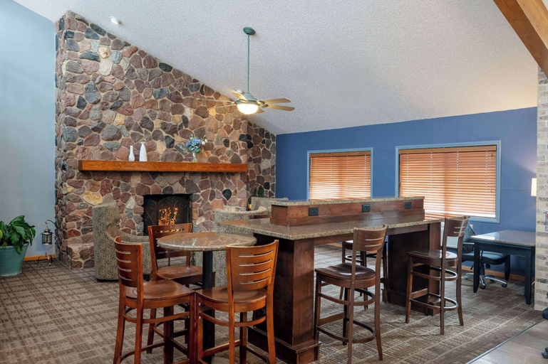 Food & Drinks 5, AmericInn by Wyndham Eau Claire, Eau Claire