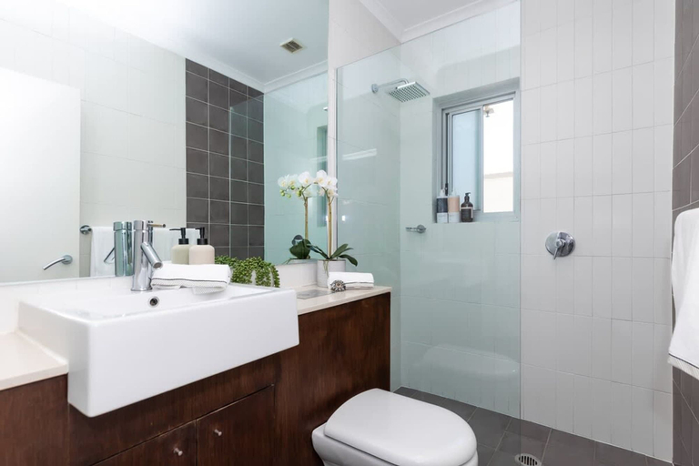 Room 2, Bright Beachfront Studio With Terrace Aircon, Sydney