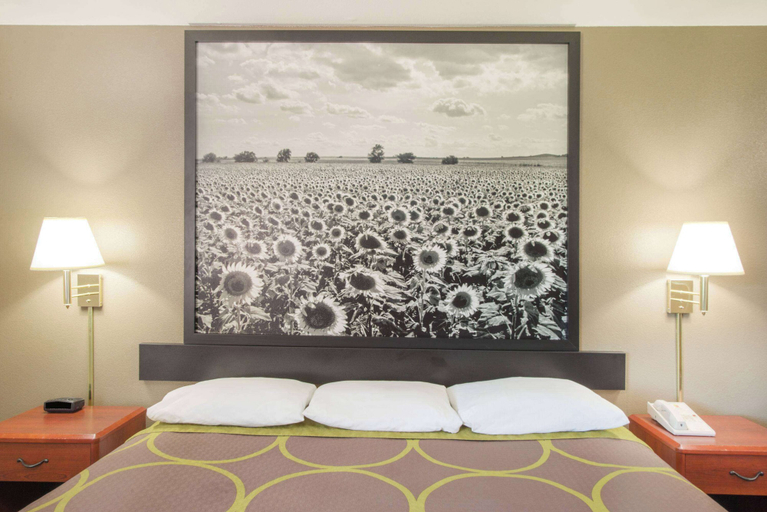 Bedroom 3, Super 8 by Wyndham Iola KS, Allen