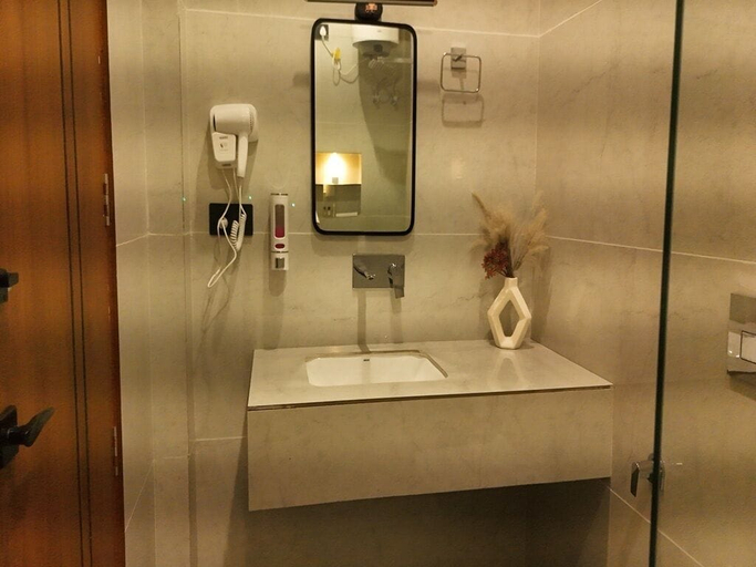 Bathroom 3, Yashasvi Himalayan Resort, Rudraprayag
