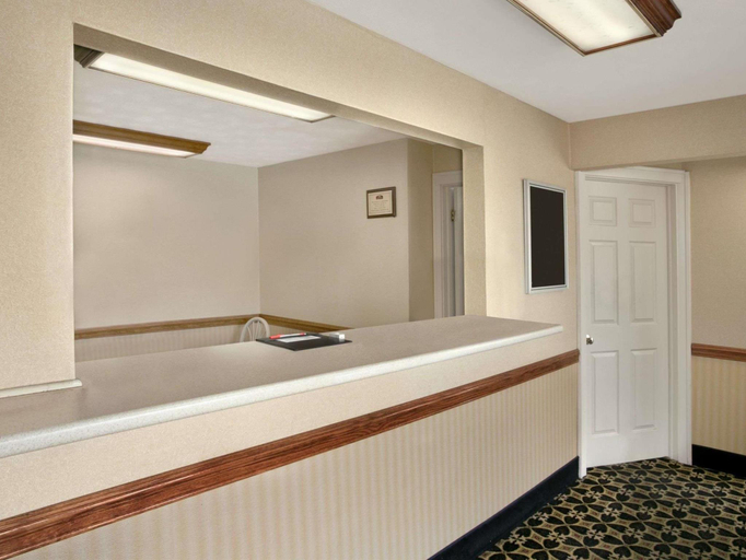 Bathroom 3, HOWARD JOHNSON SANDUSKY SOUTH, Erie