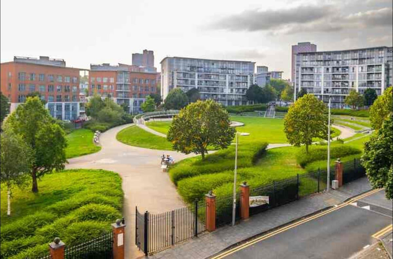 Others 5, Entire City Centre Apartment + Allocated parking, Birmingham