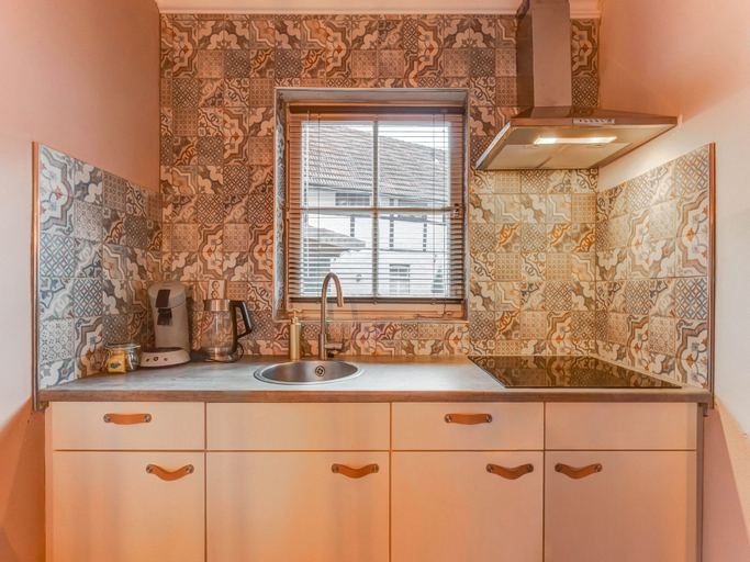 Private kitchen, Beautiful Holiday Home in Voerendaal, Voerendaal