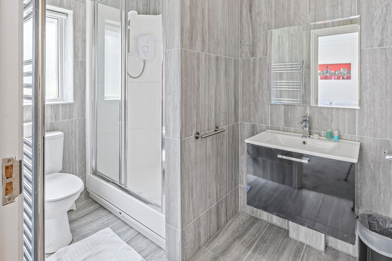 Bathroom 3, Heatherbank Guesthouse, London