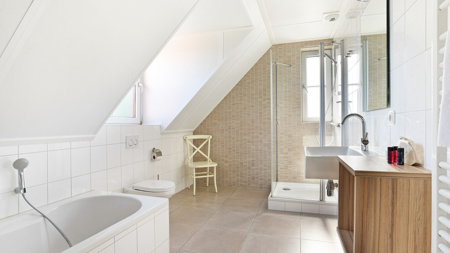 Bathroom 3, Dormio Strand Resort Nieuwvliet-bad, Sluis