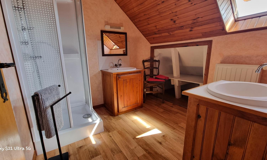 Bathroom, Les Chambres du Saladou, Cantal