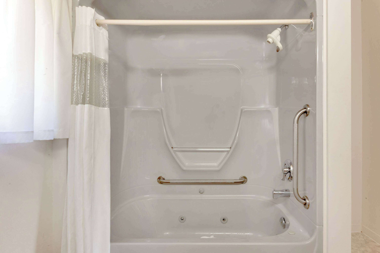 Bathroom 4, Ramada by Wyndham 1000 Islands/Gananoque, Leeds and Grenville