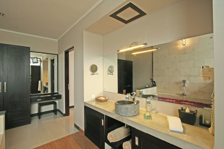 Bathroom 13