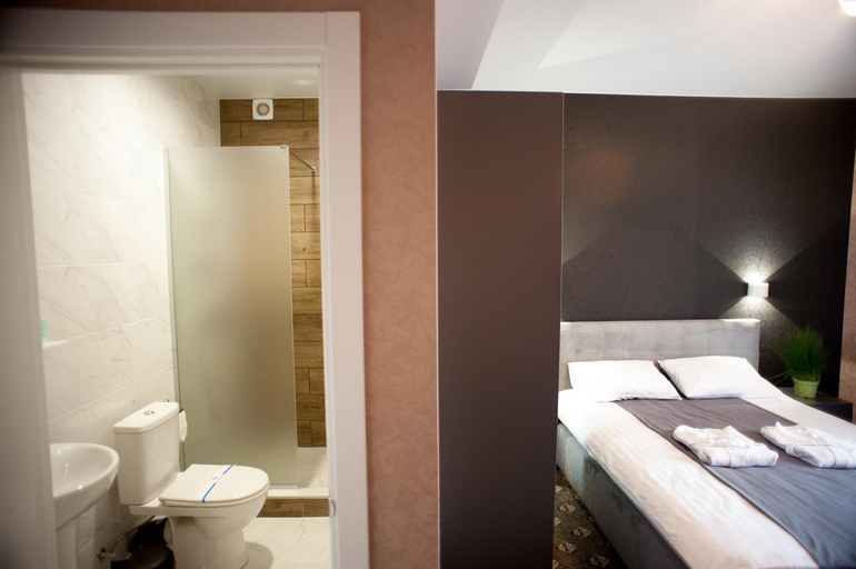 Bedroom 3, Biruza Club, Kyievo-Sviatoshyns'kyi
