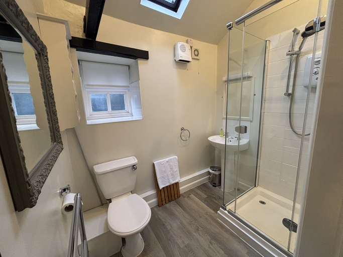 Bathroom 3, THE FOX GOES FREE, West Sussex