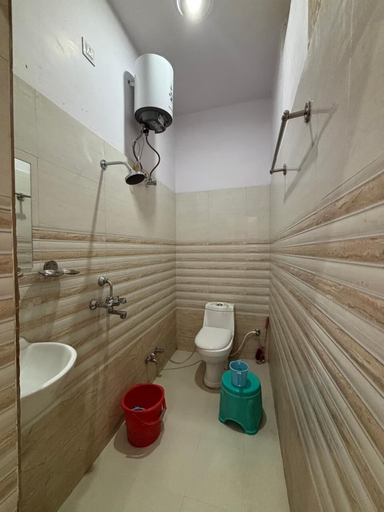 Bathroom 3, Shree Puram Guest House, Varanasi