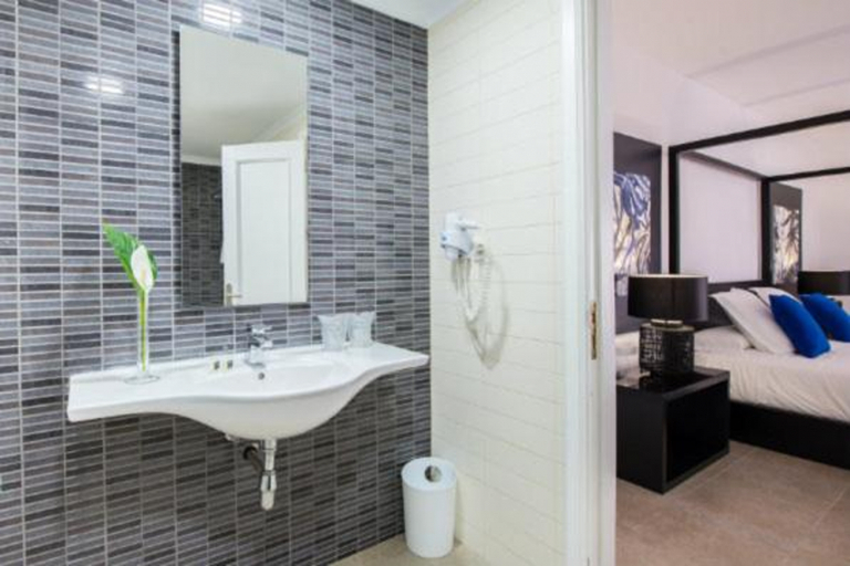 Bathroom 5, Princess Taurito, Las Palmas