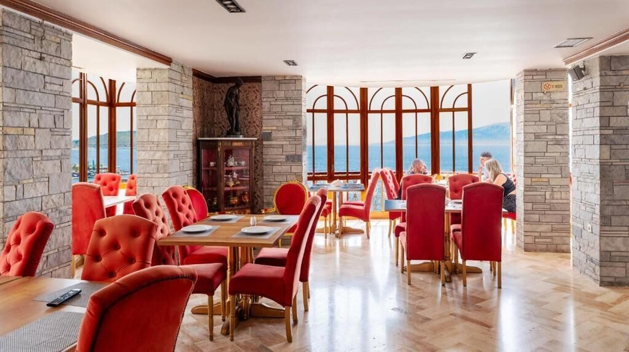 Food & Drinks 5, Monte Cristo Hotel with Rooftop Pool, Sarandës
