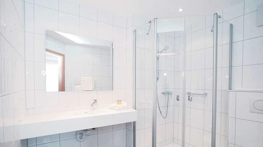 Bathroom 2, Hotel Hirsch, Ortenaukreis