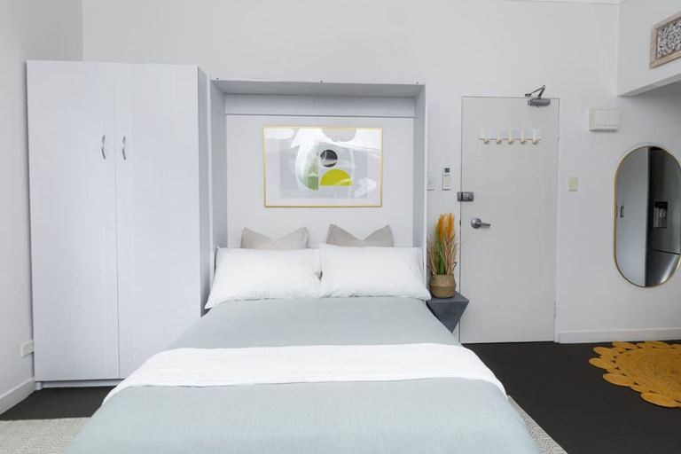Room 5, Bright Beachfront Studio With Terrace Aircon, Sydney
