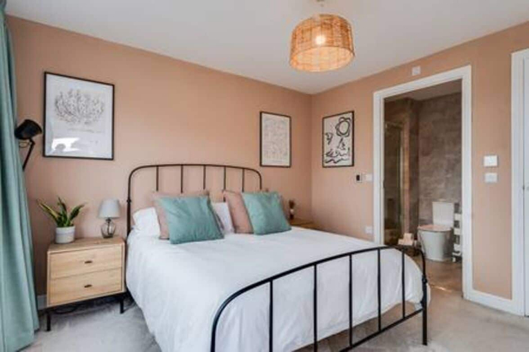 Bedroom 3, Family-friendly Getaway - Garden Parking Sleeps 7, Oxfordshire