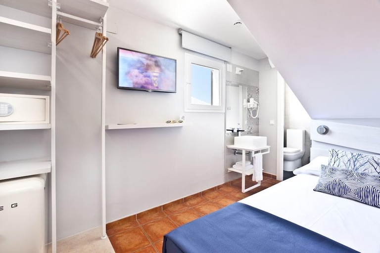 Others 3, Ten Hostel, Baleares