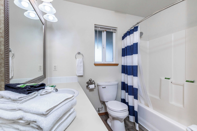 Bathroom, Seaside Getaway by Avantstay Deck w/ Views, Island