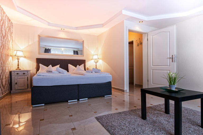 Bedroom 2, Hotel-Restaurant Central am Konigshof, Bergstraße