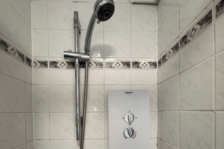 Bathroom 4, Studio Flat Yards From Bournemouth Beach, Poole