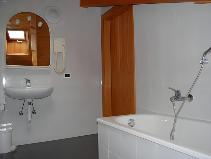 Bathroom 3, Garni Castel Ferari, Trento