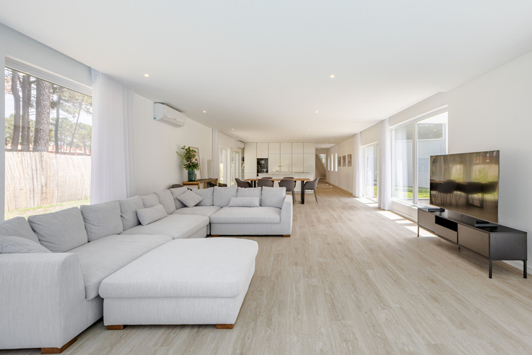 Room 4, Aroeira Modern Grand Villa With Pool by Homing, Almada