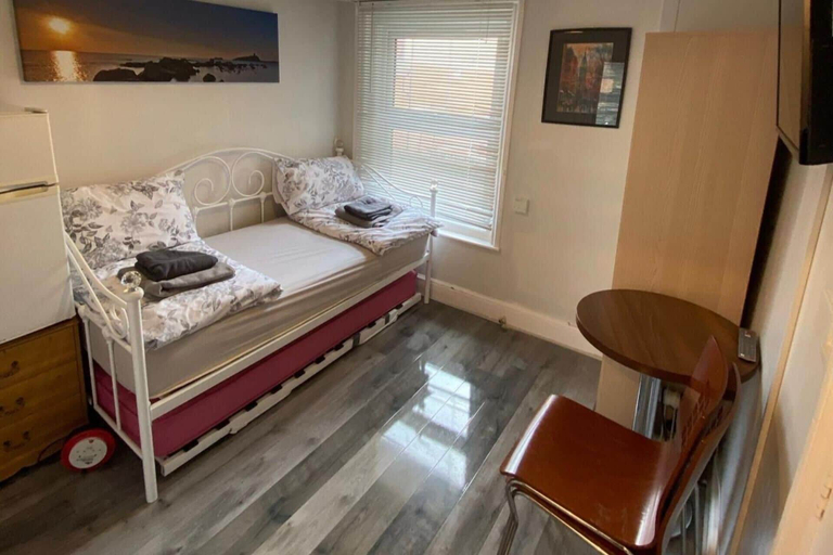 Bedroom 3, Studio Flat Yards From Bournemouth Beach, Poole