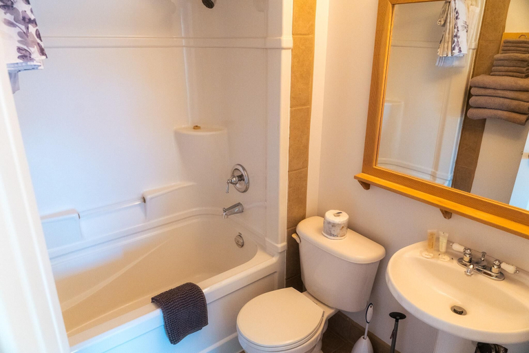 Bathroom 4, Little Beach Resort, Alberni-Clayoquot