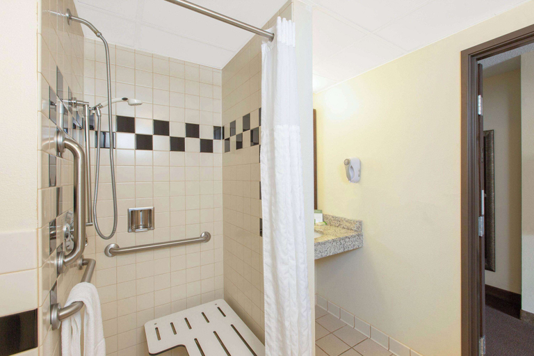 Bathroom 4, AmericInn by Wyndham Ottumwa, Wapello