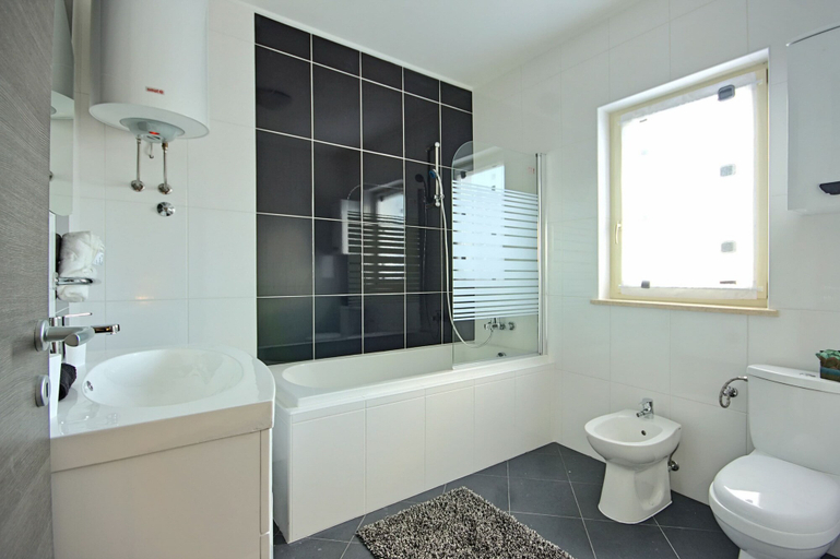 Bathroom 4, Villa Coridigo, Tinjan