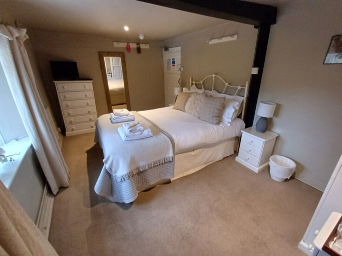 Bedroom 3, THE FOX GOES FREE, West Sussex