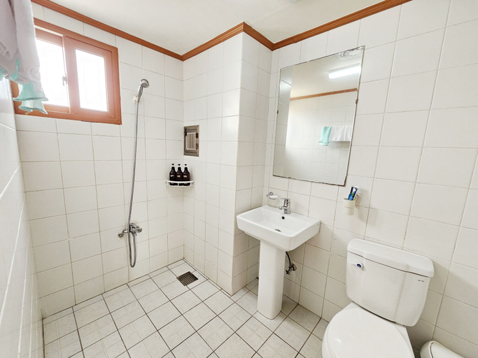 Bathroom 3, Seongsan Sunrise Pension, Seogwipo