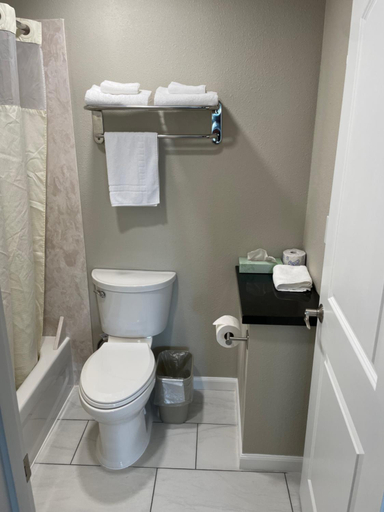 Bathroom 5, Royal Inn Eugene- Airport, Lane