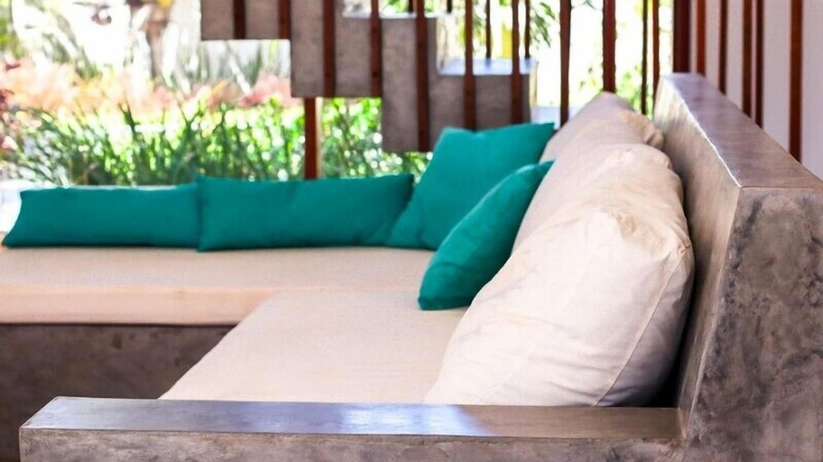 Others 5, Villa Binn, Cruz